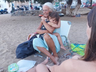 Mischa-umarmt-Kind-am-Strand