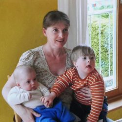 Anke mit ihren zwei kleinsten Kindern Noah und Felix auf dem Schoss.