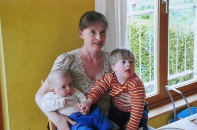 Anke mit ihren zwei kleinsten Kindern Noah und Felix auf dem Schoss.