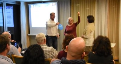 Wissenschaftler Bolius mit Assisteninnen und Balon