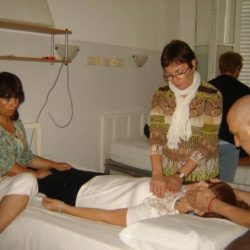 3 Menschen behandeln einen Spitalpatienten